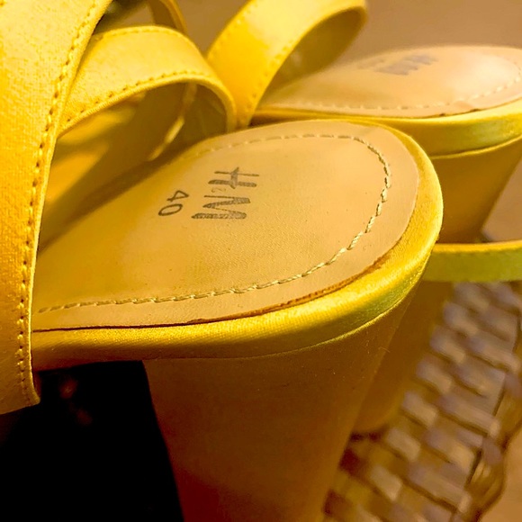 NEW H&M YELLOW SATIN PLATFORM BUCKLE SANDALS - Picture 10 of 15